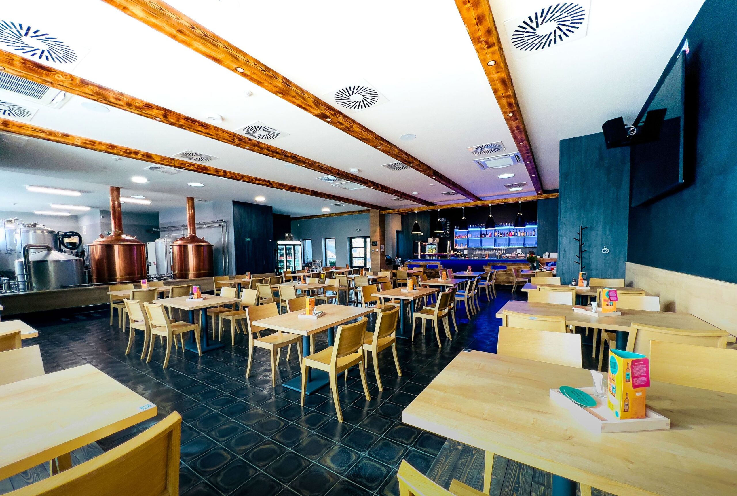 Hlavní sál restaurace Pivovaru Tahoun s výhledem na varnu
